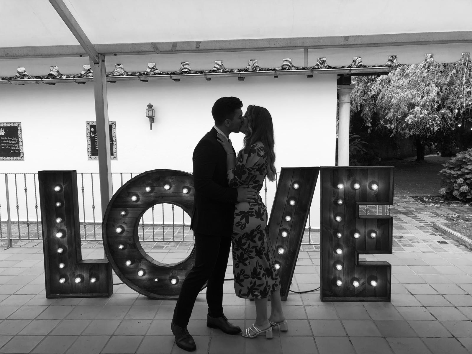 Iván y Silvia con letras LOVE