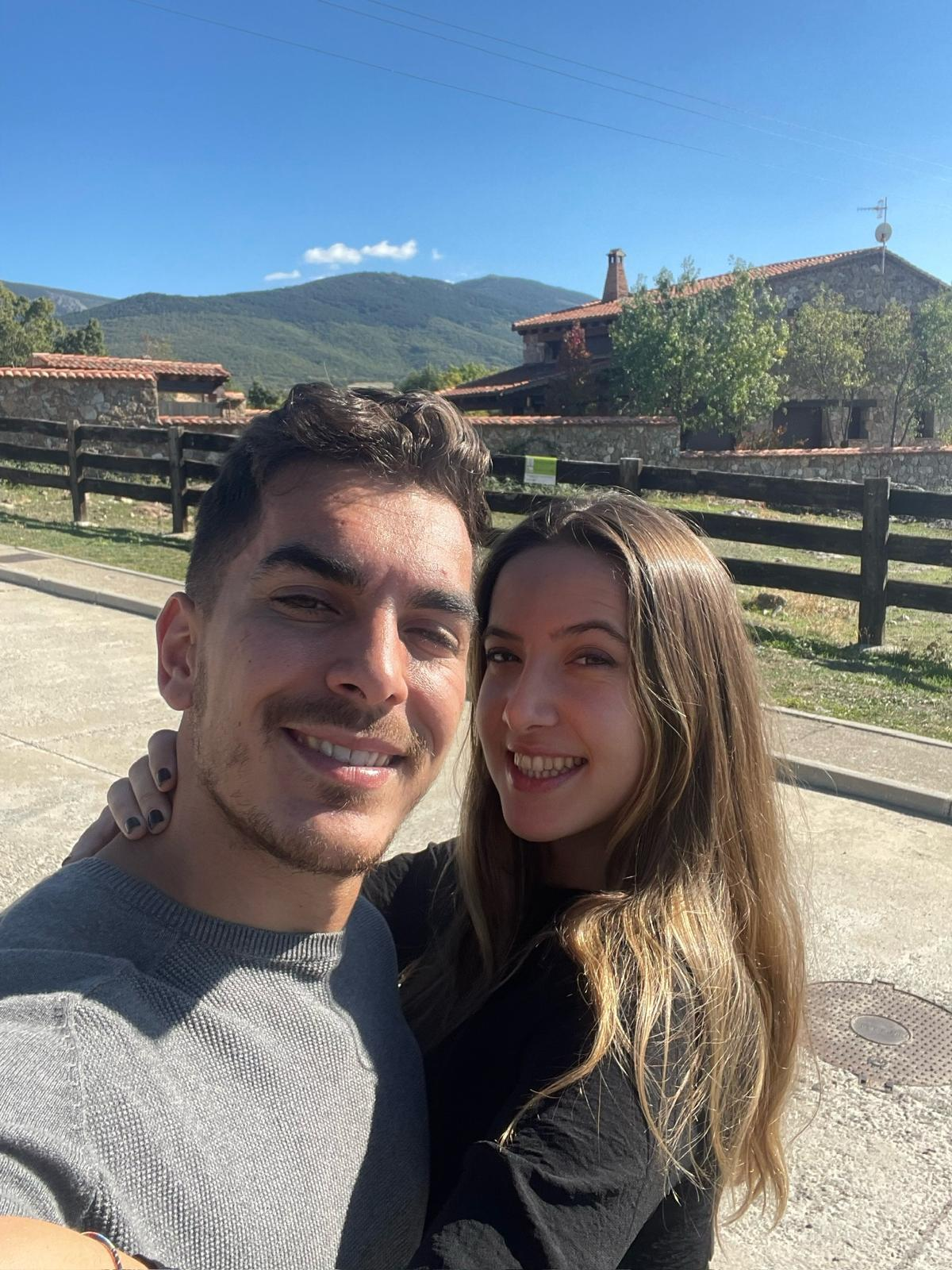 Iván y Silvia con montañas de fondo