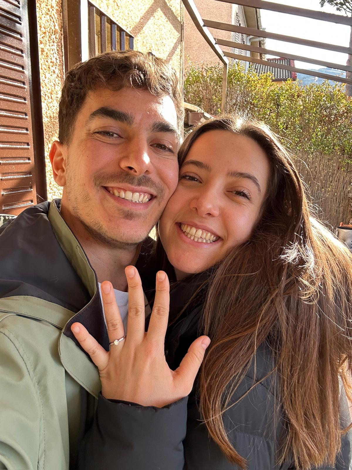 Iván y Silvia mostrando el anillo de compromiso